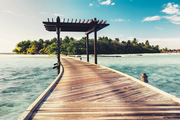 Molo Legno Con Arco Che Conduce Isola Tropicale Paesaggio Acquatico — Foto Stock