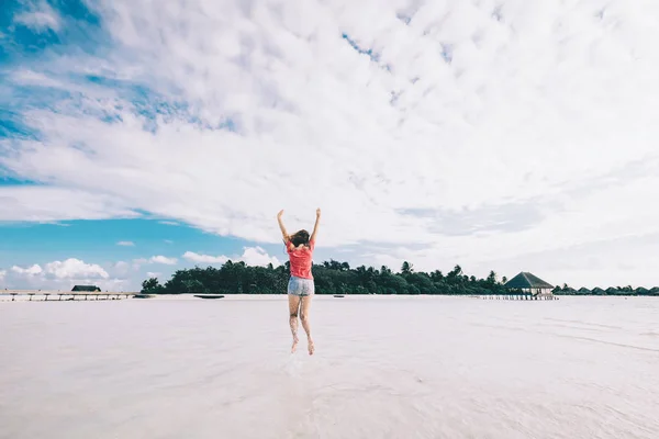 Menina Pulando Uma Praia Areia Ilha Tropical Emoção Alegria Maledives — Fotografia de Stock