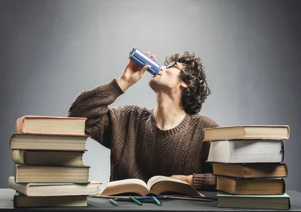 Joven Bebiendo Bebida Energética Mientras Estudia Concepto Estudiante Universitario Energizante —  Fotos de Stock