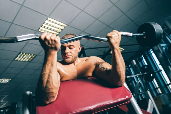 Starker Fitter Mann Der Fitnessstudio Trainiert Fitnessgeräte Bodybuilding Und Gewichtheben — Stockfoto