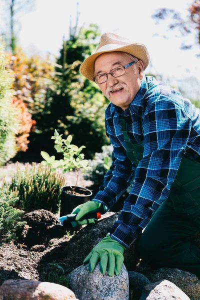 Gammal Man Plantera Blommor Sin Trädgård Trädgård Hobby — Stockfoto