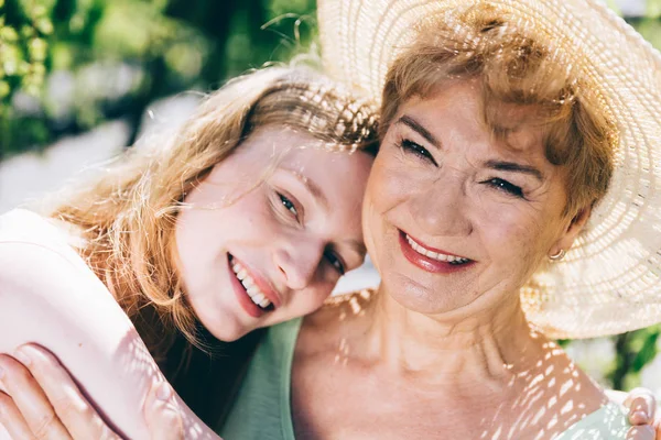 Jong Meisje Haar Grootmoeder Glimlachend Knuffelen Familie Liefde Vriendschapsbanden — Stockfoto
