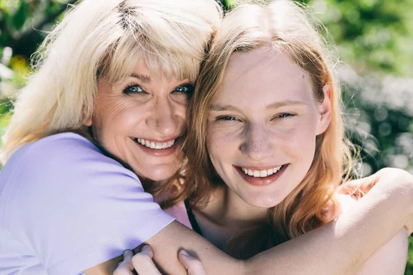 Wanita Tua Memeluk Wanita Muda Keduanya Tampak Bahagia Hubungan Keluarga — Stok Foto