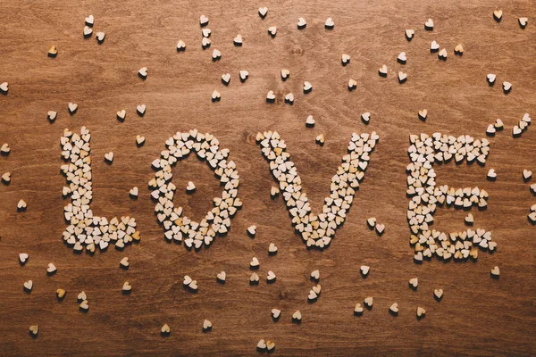 Love Írás Készült Kis Fából Készült Szív Néhány Közülük Körülvevő — Stock Fotó