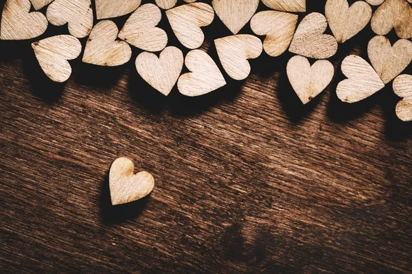 Kleine Helle Holzherzen Auf Dunklem Holzgrund Valentinstag Liebeskonzept — Stockfoto