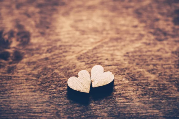 Dwa Serca Trochę Światła Tle Drewnianych Symbol Miłości Walentynki — Zdjęcie stockowe
