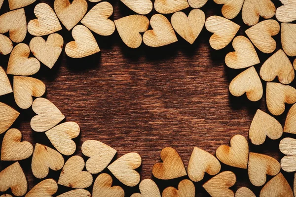 Der Hintergrund Des Valentinstages Kleine Herzen Auf Dunklem Holzgrund Liebessymbole — Stockfoto