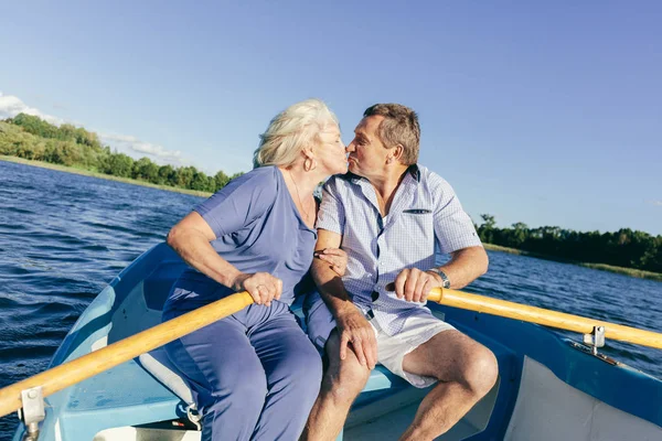 Casal Finalistas Beijar Num Barco Data Romântica Pessoas Idosas — Fotografia de Stock