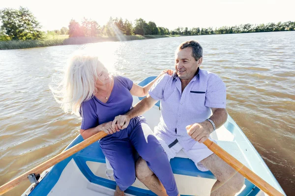 引退したカップルがボートに一緒に時間を過ごします アクティブな高齢者 楽しい休暇 — ストック写真