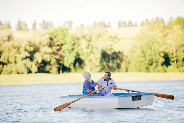古いカップルは 湖での遊泳 ロマンチックなボートに乗りに 愛の概念 — ストック写真