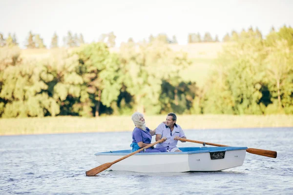 Casal Mais Velho Nadando Lago Navegação Romântica Barco Conceito Amor — Fotografia de Stock