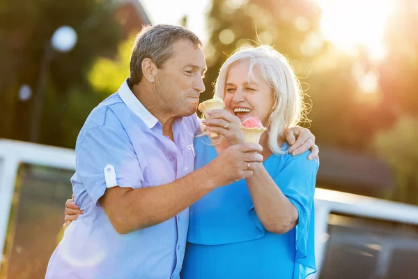 Idősebb Pár Átölelve Nevetve Együtt Eszik Fagylaltot Érett Szerelem — Stock Fotó