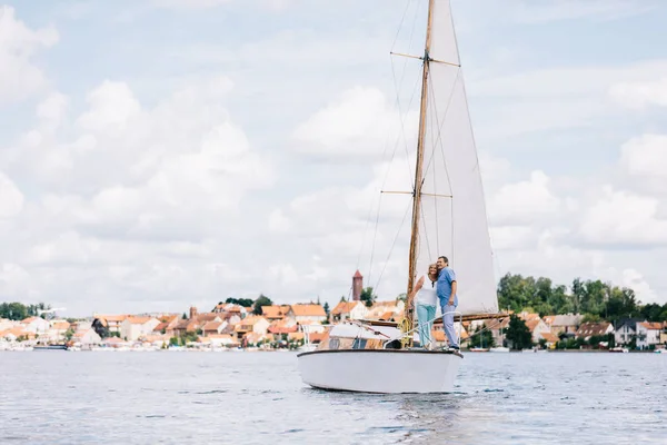 Personas Mayores Navegando Por Lago Admirando Vista Abrazándose Viajes Recreación —  Fotos de Stock
