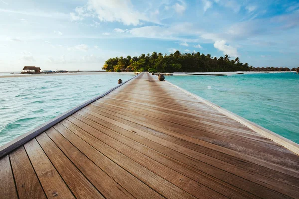 Wooden Jetty Clear Water Leading Island Tropical Vacation Maldives — Stock Photo, Image