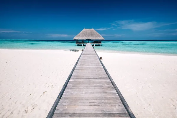 Embarcadero Madera Que Conduce Una Terraza Agua Playa Arena Océano — Foto de Stock