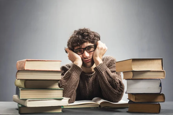 Joven Sentado Detrás Los Libros Aburrido Cansado Concepto Estudiante Universitario —  Fotos de Stock