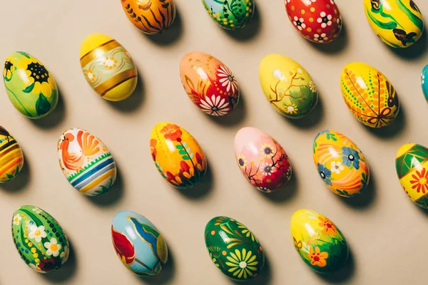 一堆五颜六色的手绘蛋躺在地板上 Handpainting 复活节 — 图库照片
