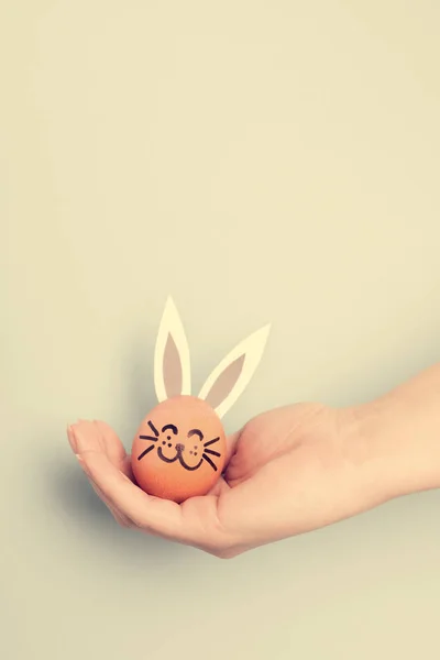 Маленький Пасхальный Кролик Яйца Держащийся Женскую Руку Пасхальные Традиции Символы — стоковое фото