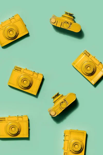 Несколько Жёлтых Винтажных Камер Лежат Пастельно Зелёном Фоне Фотография — стоковое фото