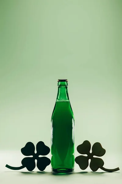 Green Beer Bottle Wooden Shamrocks Green Background Patrick Day — Stock Photo, Image