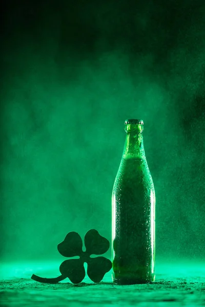 Wet Green Beer Bottle Shamrock Standing Dusty Background Patrick Day — Stock Photo, Image