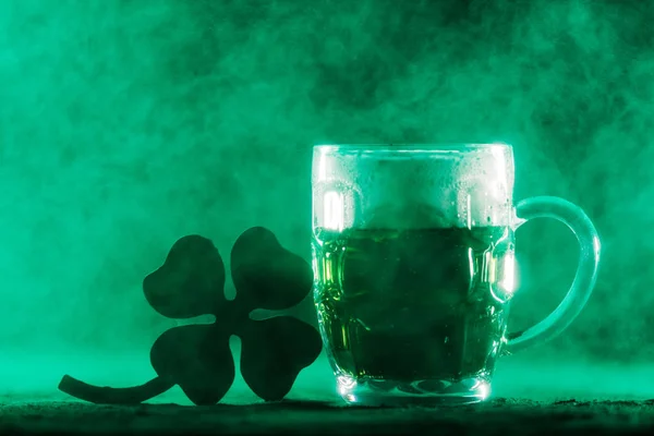 Taza Cerveza Con Cerveza Verde Trébol Cuatro Hojas Humo Verde — Foto de Stock