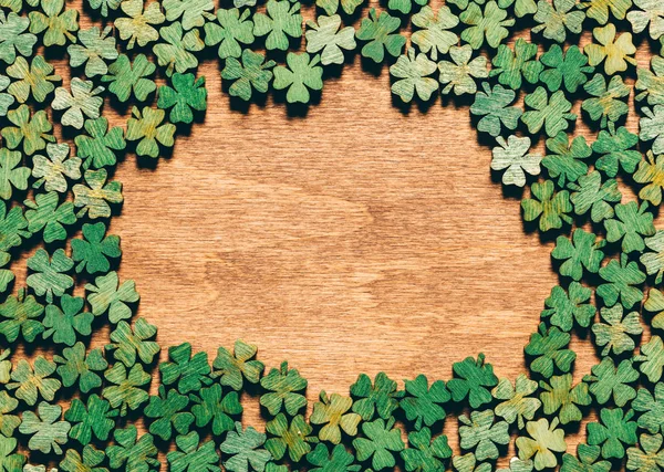 Four Leaf Clovers Laying Wooden Floor Creating Circle Irish Culture — Stock Photo, Image