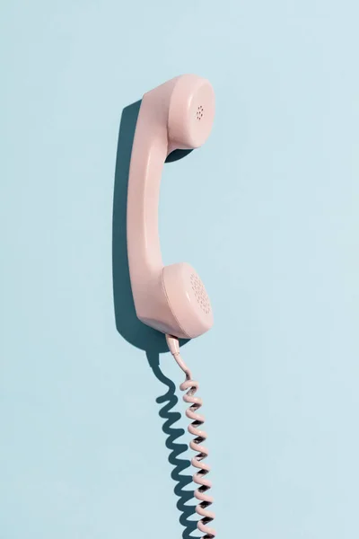 Rosa Pastell Telefon Blå Bakgrund Telekommunikation — Stockfoto