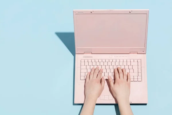 Kvinnans Händer Att Skriva Pastell Rosa Tangentbord Retro Laptop Arbete — Stockfoto