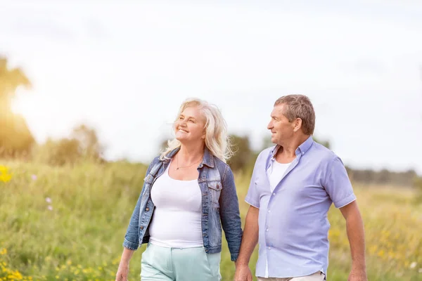 Hombre Mujer Años Caminando Juntos Tomados Mano Actividades Exteriores — Foto de Stock