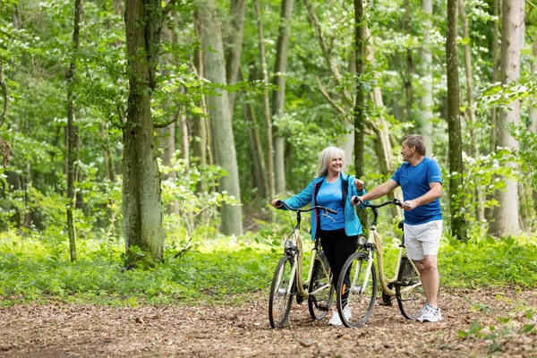 Ältere Ehen Stehen Mit Fahrrädern Wald Aktivitäten Freien Ruhestand — Stockfoto