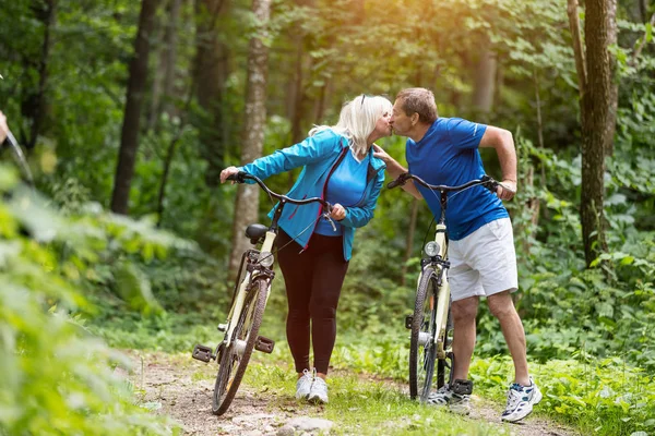 Casamento Sênior Com Bicicletas Beijando Carinhosamente Seio Natureza Feliz Casal — Fotografia de Stock