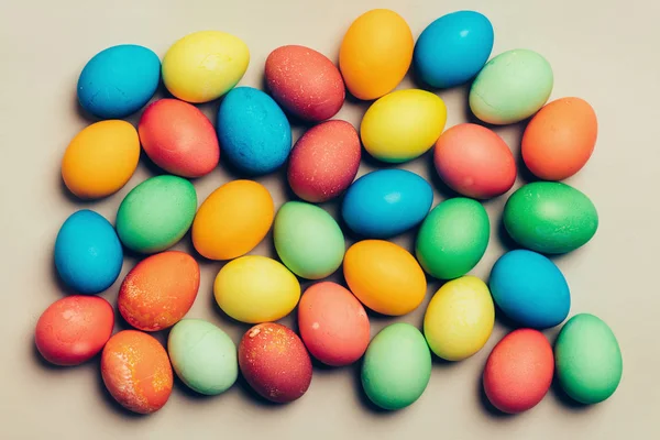 一堆五颜六色的鸡蛋在奶油的背景 复活节传统 — 图库照片