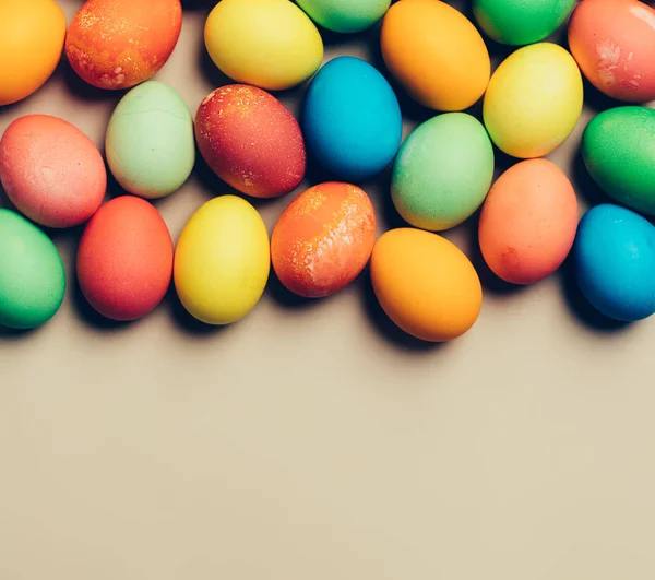 Huevos Coloridos Texturizados Que Ponen Sobre Fondo Beige Decoraciones Caseras —  Fotos de Stock