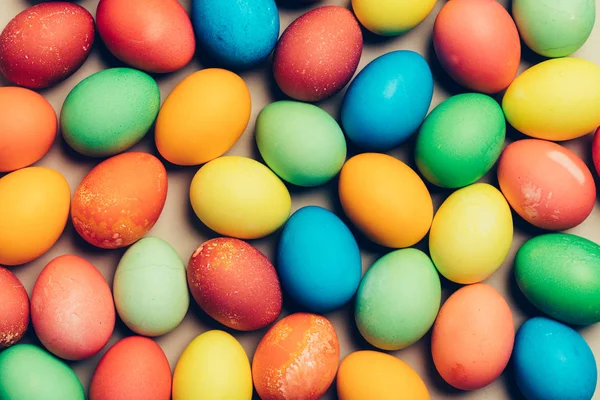 两个家庭染色的鸡蛋躺在地上 基督教节日 复活节 — 图库照片