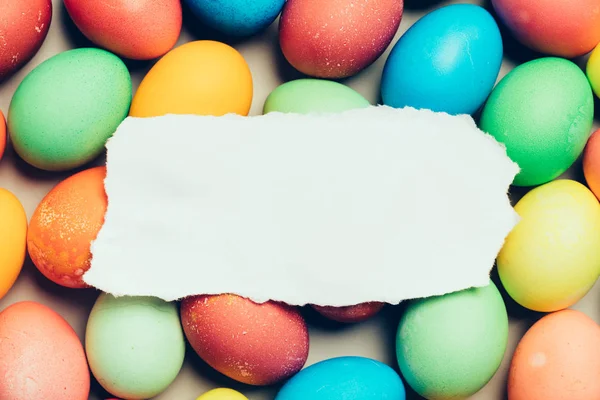 Pedaço Papel Branco Simples Que Põe Topo Ovos Coloridos Páscoa — Fotografia de Stock