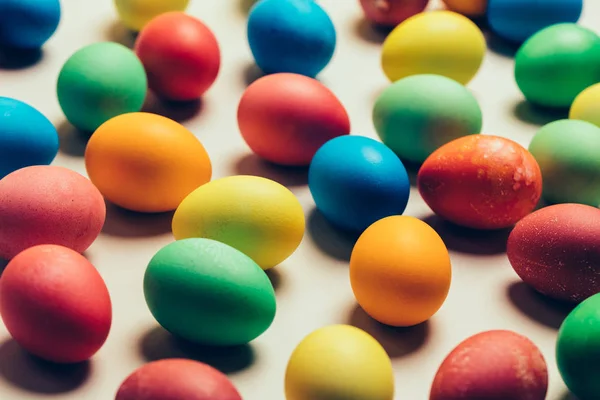Manojo Huevos Colores Que Ponen Suelo Tradiciones Pascuales — Foto de Stock