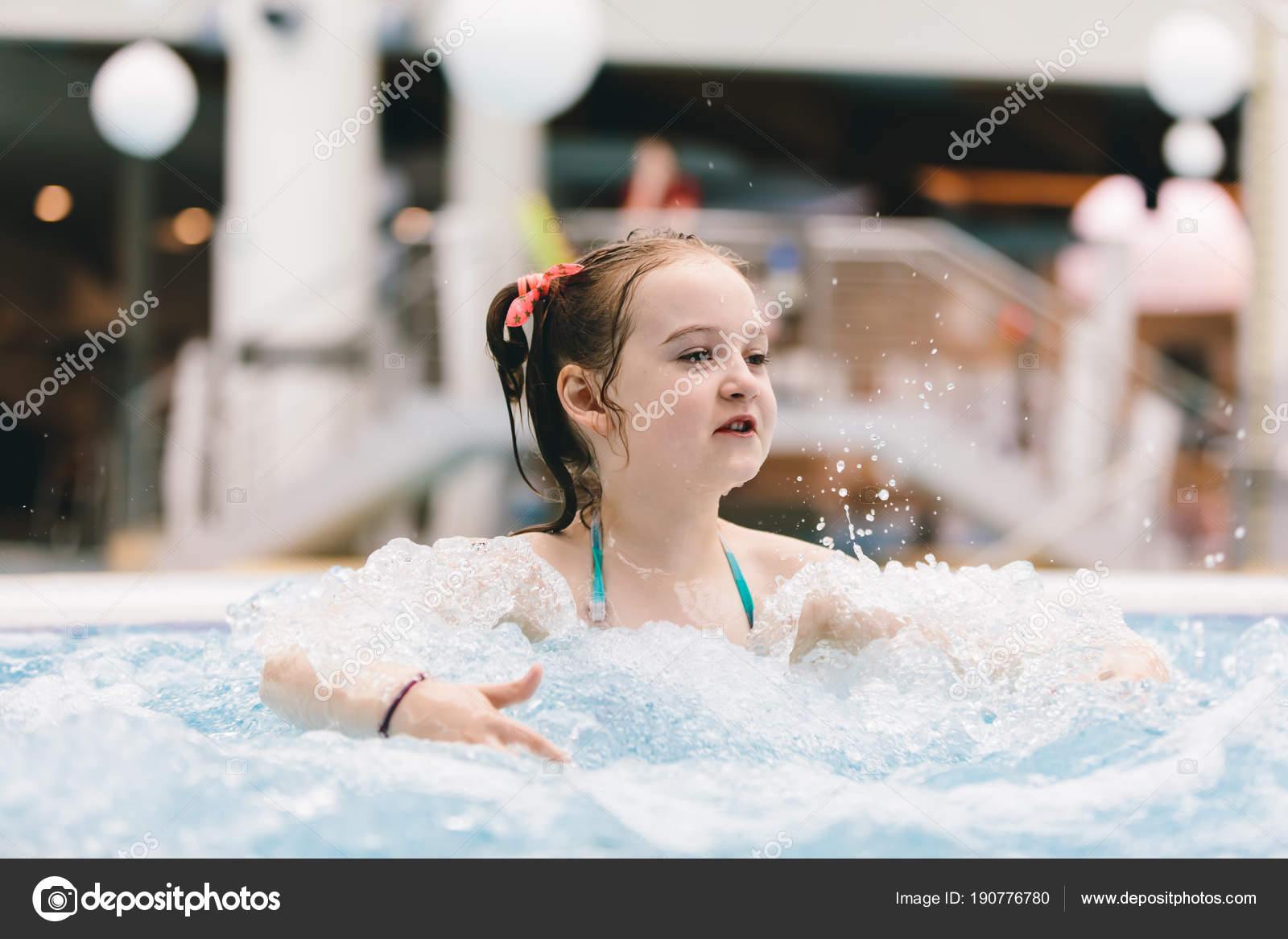 Little Girl Relaxing Hot Tub Water Park Stockfoto