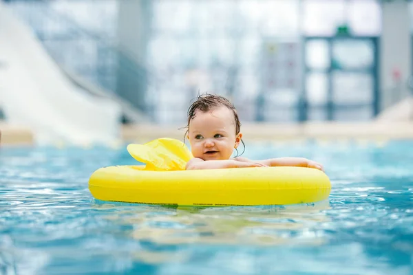 小さなかわいい幼児水泳リングで泳いで — ストック写真