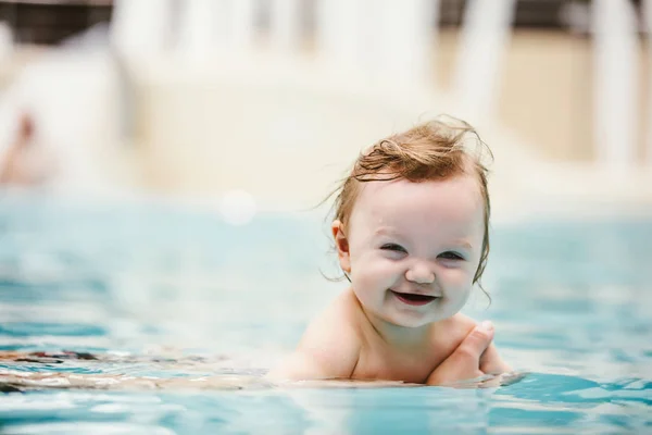 赤ちゃん女の子笑顔とアクアパークで泳いで — ストック写真