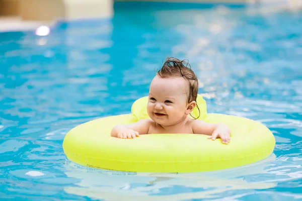 Doce Criança Nadando Anel Flutuante Piscina — Fotografia de Stock