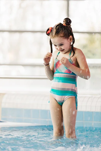 Menina Com Cabelo Molhado Piscina Crianças — Fotografia de Stock