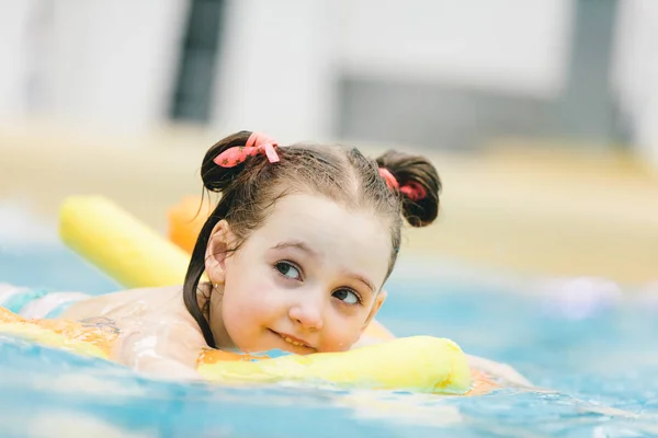 Menina Nadando Com Macarrão Amarelo Piscina — Fotografia de Stock