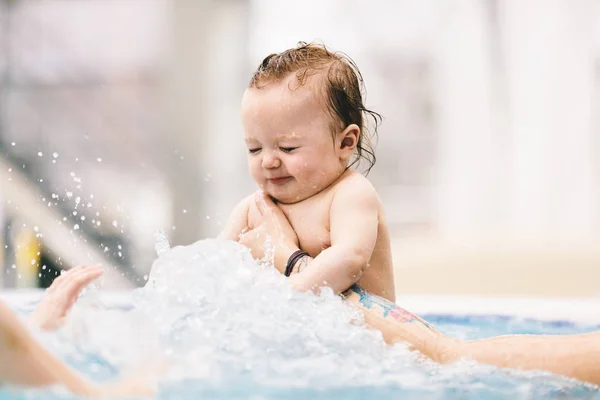 スイミング プールの水の中で水しぶき小さな女の赤ちゃん — ストック写真