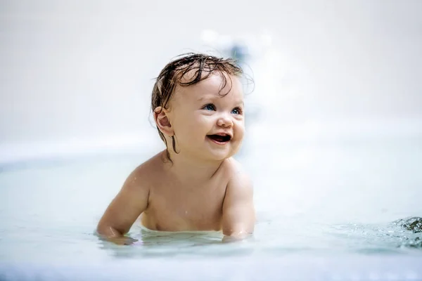 Kleines Mädchen Sitzt Flachen Pool Und Lacht — Stockfoto