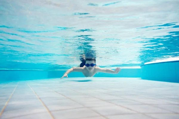 水中にゴーグルと水泳少年 — ストック写真