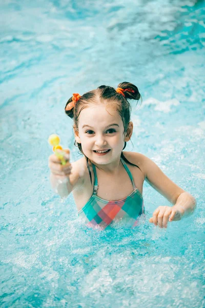 Young Girl Swimming Pool Aiming Water Pistol Shooting — Stock Photo, Image