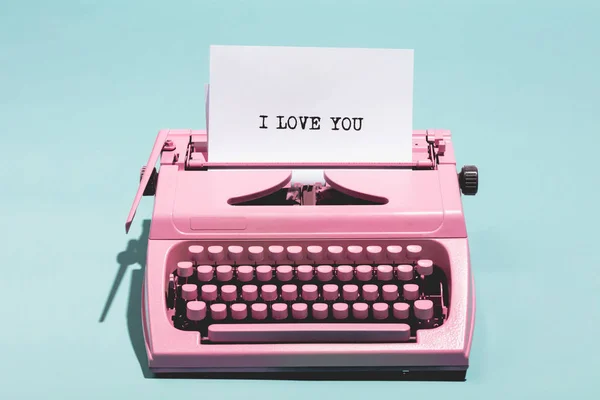 Ροζ Vintage Γραφομηχανή Λευκό Φύλλο Χαρτί Και Την Επιγραφή Αγαπώ — Φωτογραφία Αρχείου