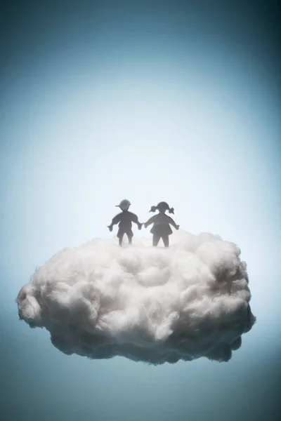 Двоє Дітей Стоять Білій Хмарі — стокове фото