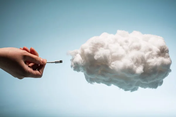 Жіночий Руку Підключивши Дроту Білі Хмари — стокове фото